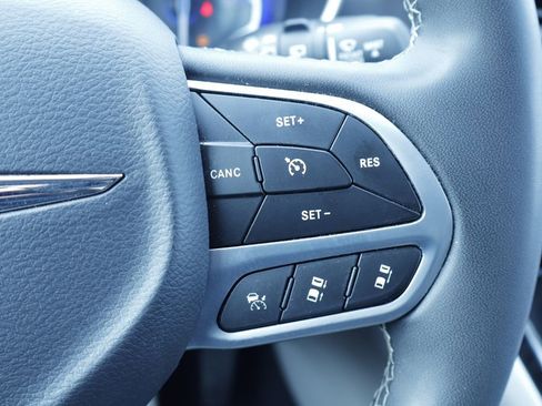Certified 2023 Chrysler Pacifica Touring-L FWD image 28