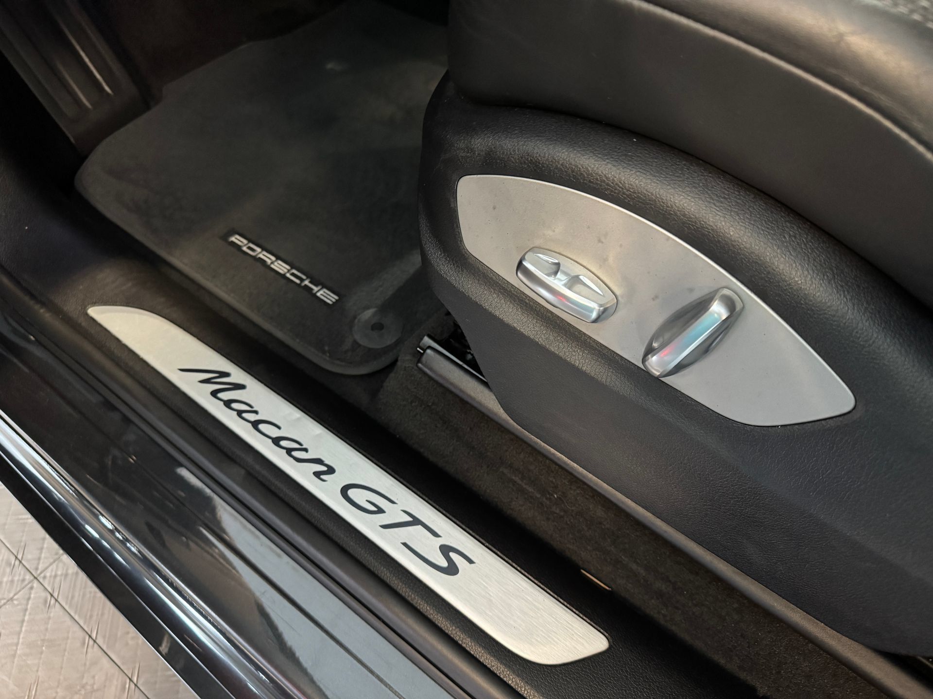 Used 2018 Porsche Macan GTS AWD/4WD image 24