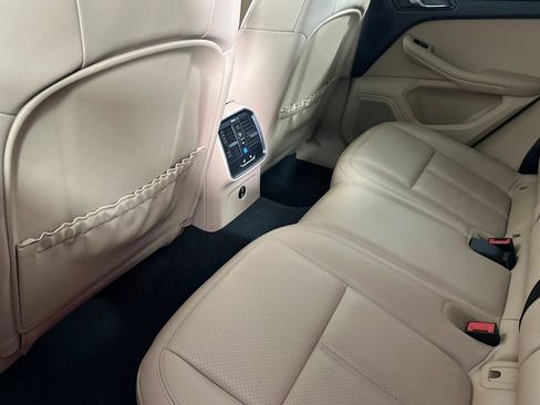 Used 2023 Porsche Macan image 11