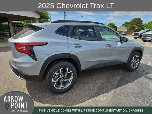Used 2025 Chevrolet Trax LT FWD image 12