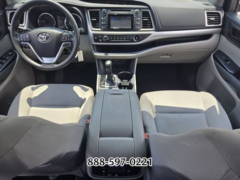Used 2019 Toyota Highlander LE FWD image 14
