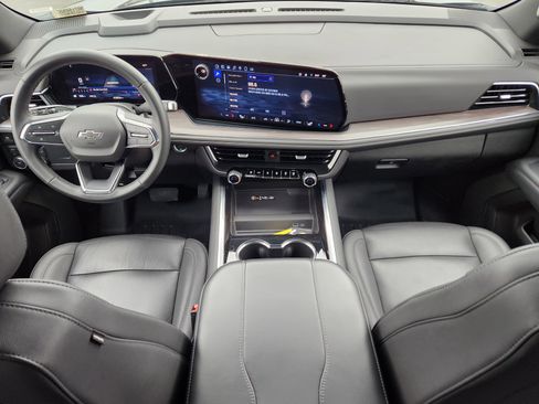 Used 2025 Chevrolet Suburban Z71 image 16