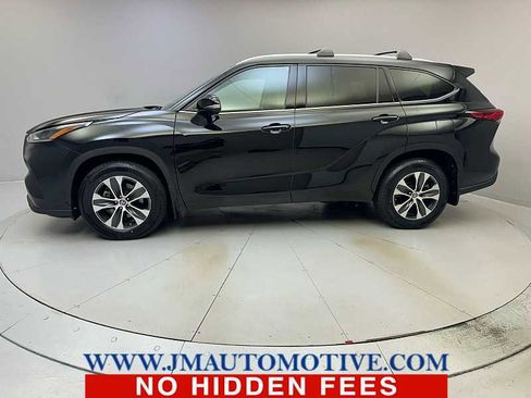 Used 2021 Toyota Highlander XLE image 2