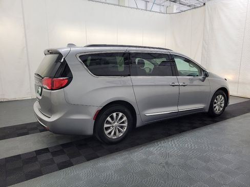 Used 2017 Chrysler Pacifica Touring-L FWD image 10