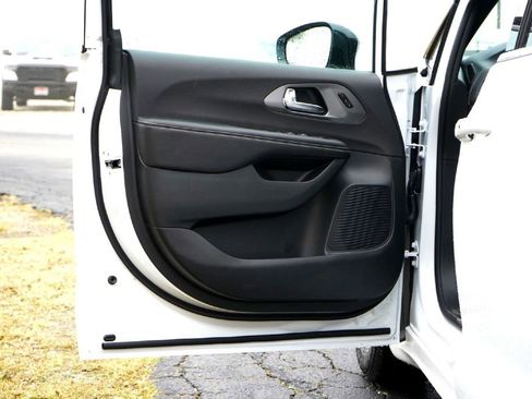 New 2026 Chrysler Pacifica Select image 19