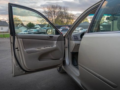 Used 2004 Toyota Camry LE FWD image 3