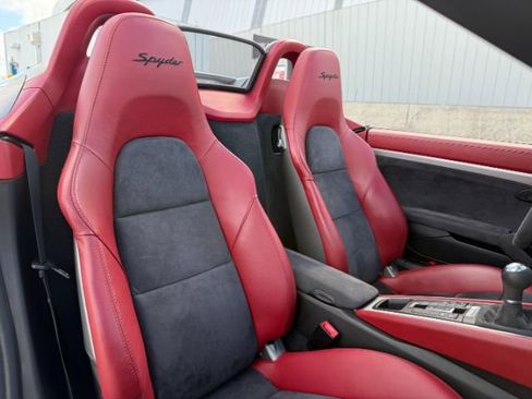 Used 2016 Porsche Boxster Spyder image 9