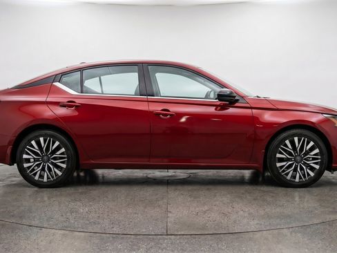 Used 2025 Nissan Altima 2.5 SV FWD image 11