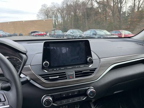 Used 2025 Nissan Altima 2.5 SV image 18