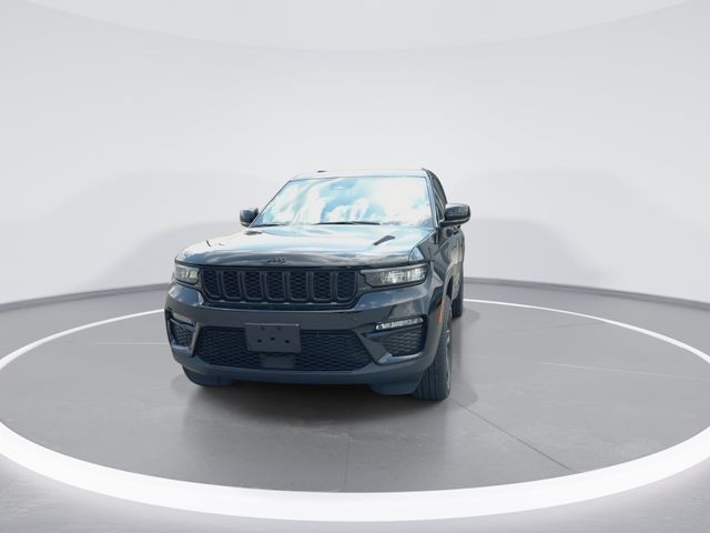 Used 2023 Jeep Grand Cherokee Limited w/ Black Appearance Package AWD/4WD image 3