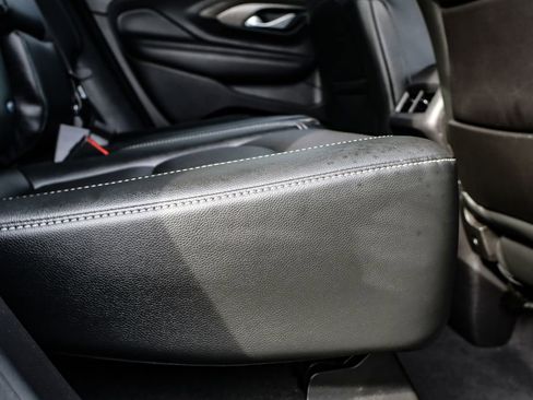 Used 2023 GMC Terrain SLT image 17