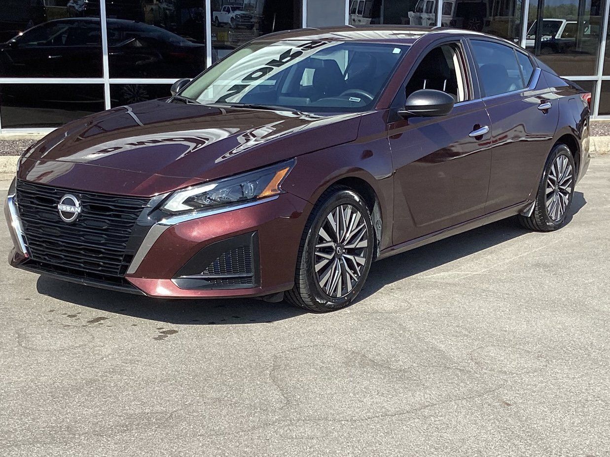 Used 2025 Nissan Altima 2.5 SV FWD image 3