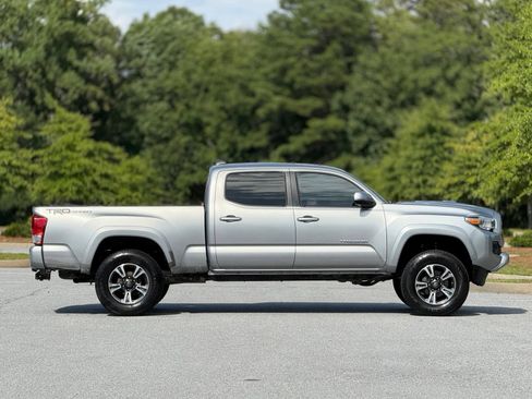 Used 2017 Toyota Tacoma TRD Sport w/ Tow Package RWD image 12