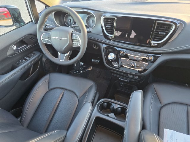 Certified 2025 Chrysler Pacifica Select w/ Fav Edition Package FWD image 32
