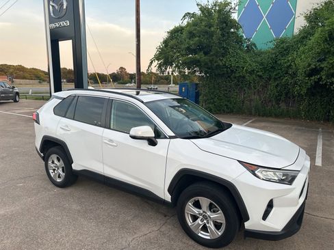 Used 2021 Toyota RAV4 XLE w/ Convenience Package FWD image 9