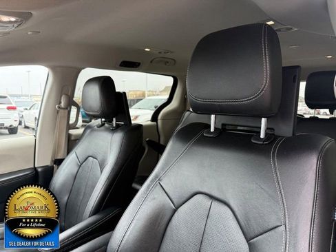 Used 2022 Chrysler Pacifica Touring-L w/ Uconnect Theater Family Group image 9