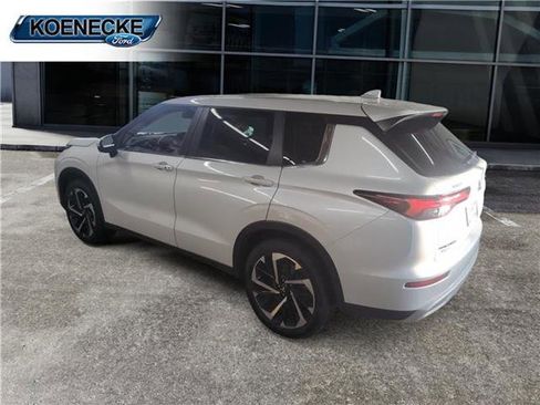 Used 2022 Mitsubishi Outlander SE image 3
