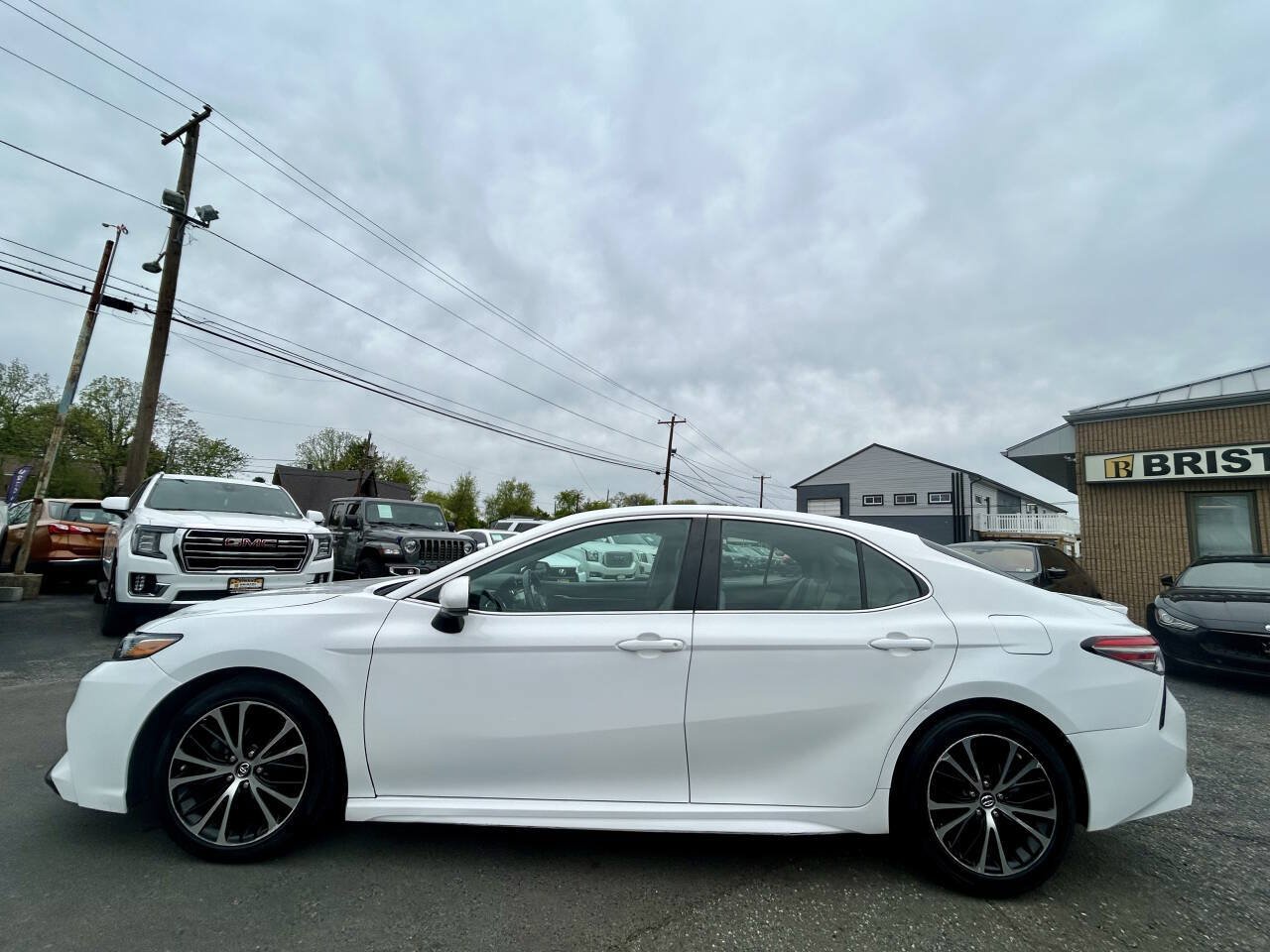 Used 2018 Toyota Camry SE FWD image 2