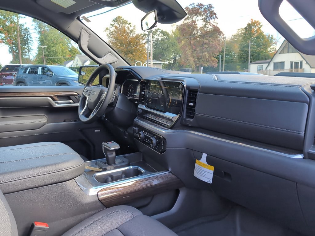 Used 2025 Chevrolet Silverado 1500 LT Trail Boss w/ Convenience Package II AWD/4WD image 8