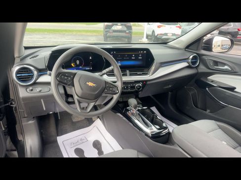 Used 2025 Chevrolet Trax LT image 3