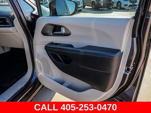 Used 2021 Chrysler Pacifica Touring-L FWD image 22