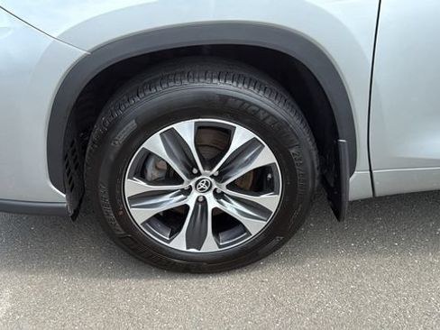 Certified 2024 Toyota Highlander XLE AWD/4WD image 8