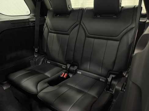 Used 2018 Land Rover Discovery SE image 32