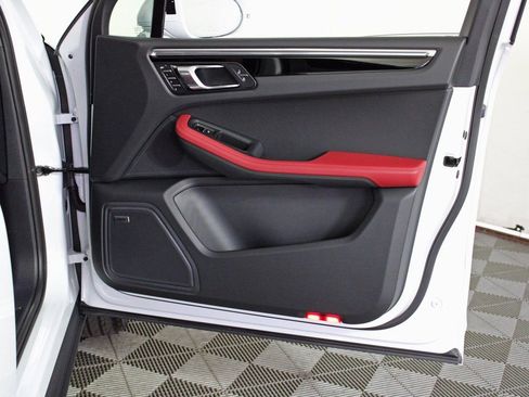 Used 2026 Porsche Macan image 21