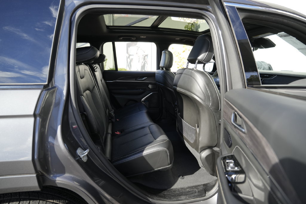 Used 2023 Jeep Grand Cherokee Overland AWD/4WD image 36