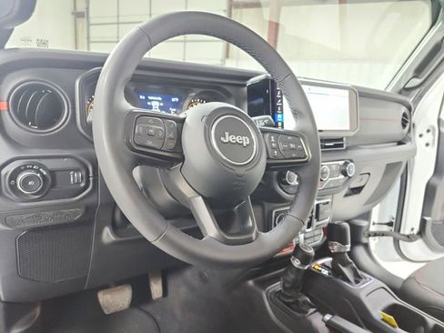 Used 2025 Jeep Wrangler Unlimited Rubicon AWD/4WD image 18