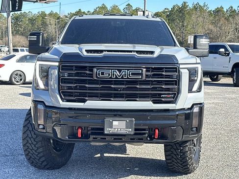 Used 2024 GMC Sierra 2500 AT4X image 2