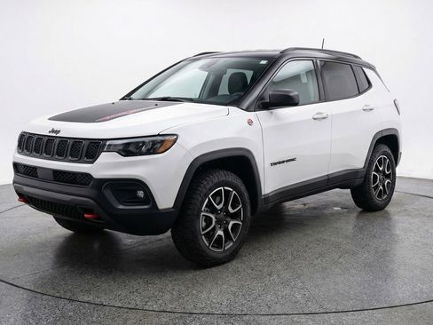 Used 2025 Jeep Compass Trailhawk AWD/4WD image 3