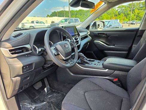 Used 2023 Toyota Highlander LE AWD/4WD image 20