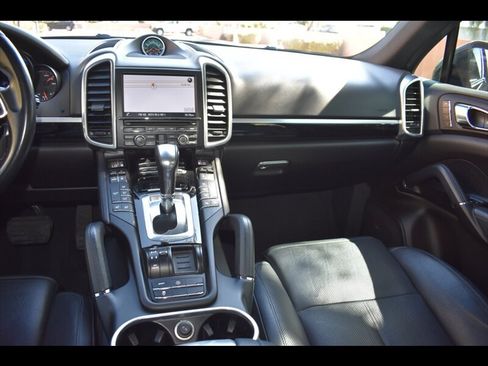 Used 2016 Porsche Cayenne w/ Premium Package AWD/4WD image 29