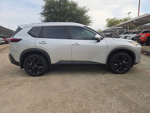 Used 2023 Nissan Rogue SV w/ SV Premium B Package image 8