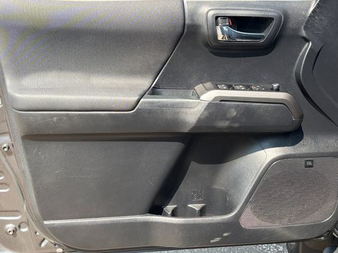 Used 2018 Toyota Tacoma TRD Sport AWD/4WD image 13