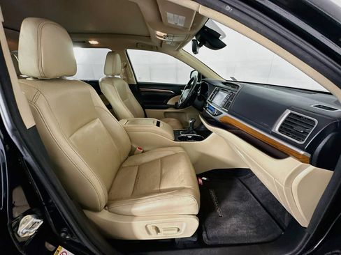 Used 2018 Toyota Highlander Limited Platinum FWD image 34