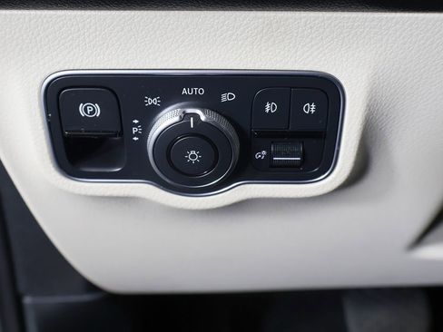Used 2024 Mercedes-Benz GLB 250 4MATIC w/ Driver Assistance Package image 35