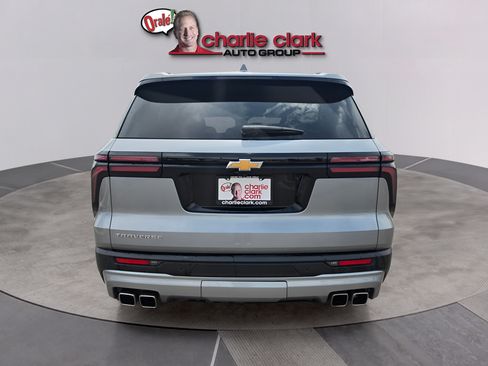 Used 2025 Chevrolet Traverse LT FWD image 5