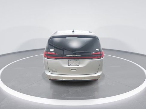 Used 2024 Chrysler Pacifica Touring-L FWD image 6