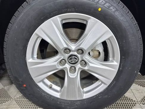 Used 2019 Toyota RAV4 XLE AWD/4WD image 9