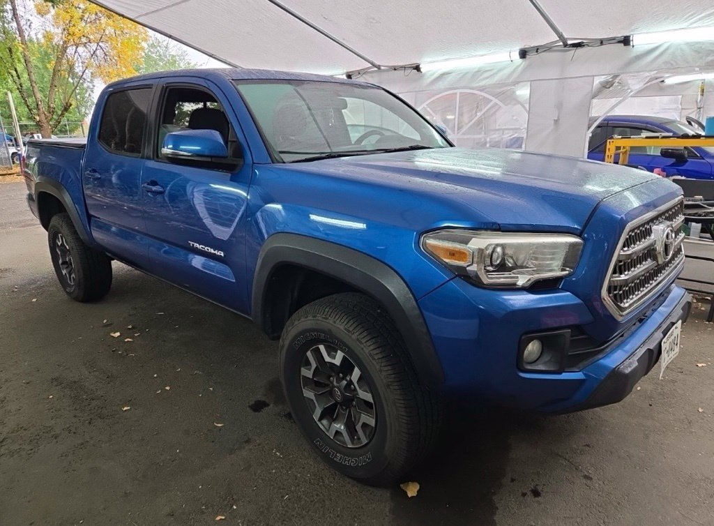 Used 2017 Toyota Tacoma TRD Off-Road w/ Tow Package RWD image 2
