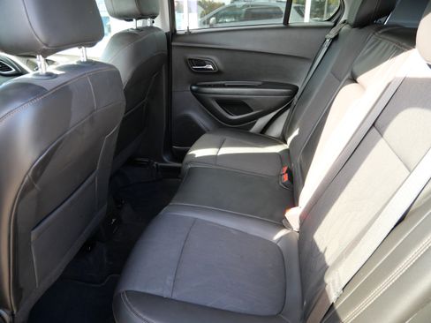 Certified 2022 Chevrolet Trax LT w/ LT Convenience Package image 9