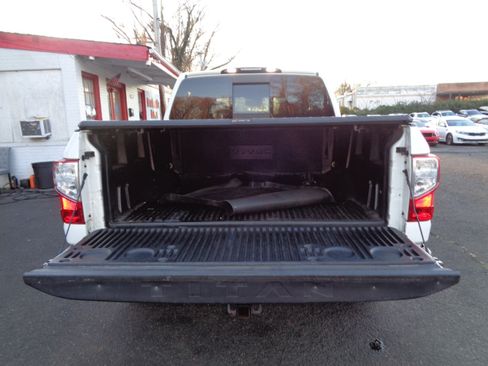 Used 2018 Nissan Titan SV w/ SV Convenience Package image 26