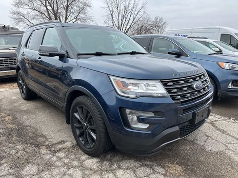 Used 2017 Ford Explorer XLT w/ Equipment Group 202A image 2