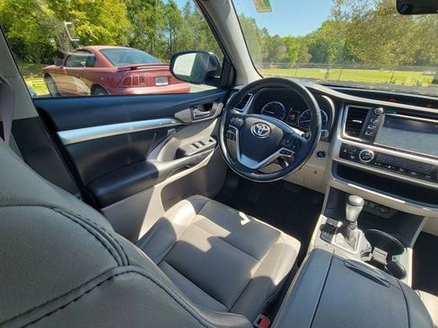 Used 2019 Toyota Highlander XLE image 7