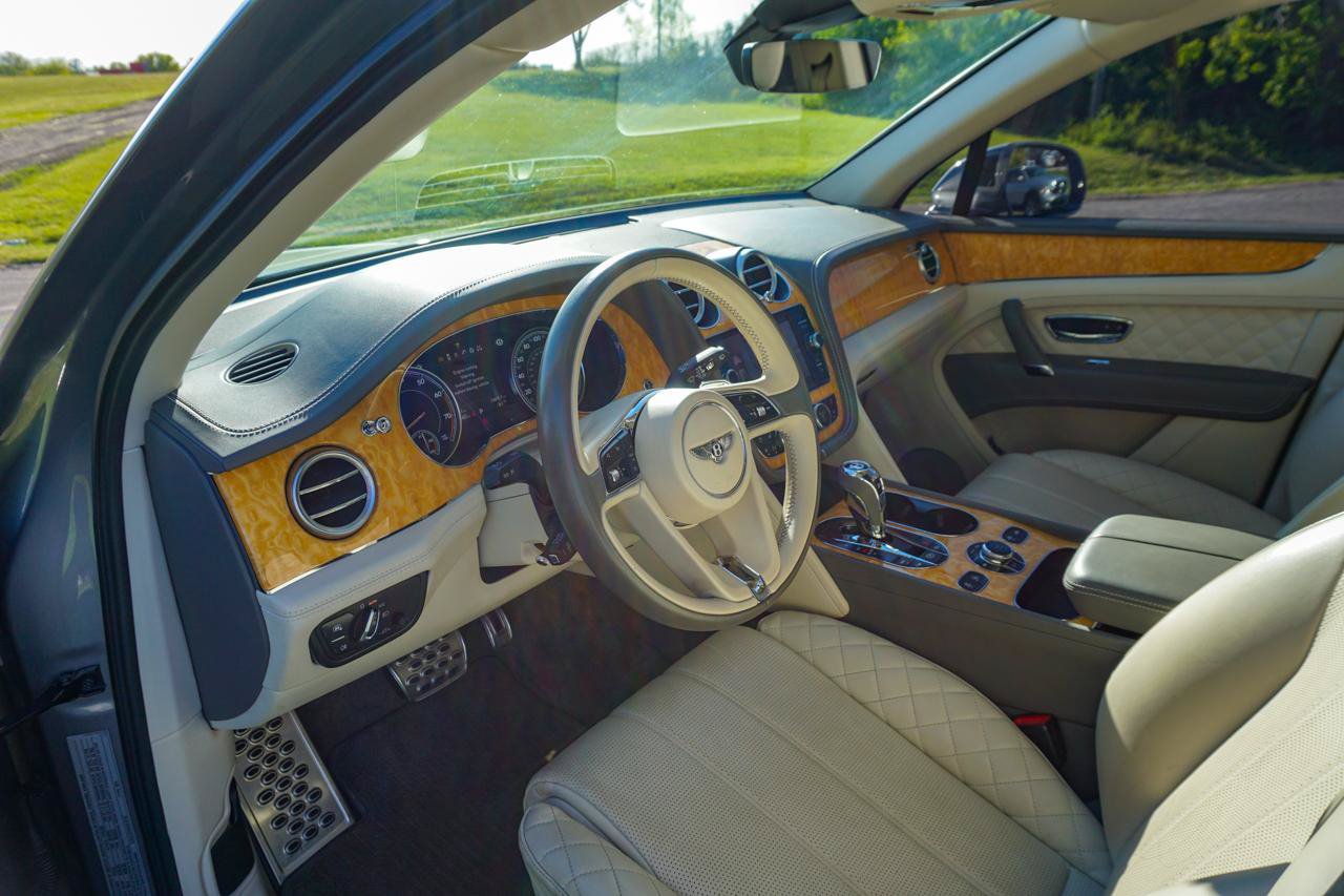 Used 2017 Bentley Bentayga AWD/4WD image 21