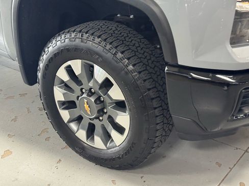 Used 2024 Chevrolet Silverado 2500 Custom w/ Custom Value Package image 4