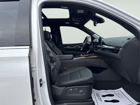 Used 2024 Cadillac Escalade Premium Luxury Platinum image 10