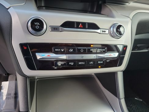 Used 2024 Ford Explorer XLT RWD image 25